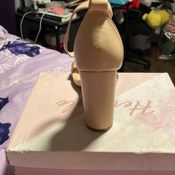 Size 8 open toe nude heals - Picture 3 of 5